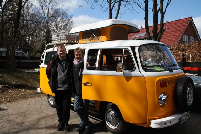 Fahren mit ihrem liebevoll hergerichteten VW-Bus regelmäßig in den Urlaub: Silke Luthmer und Stephan Dietrich
