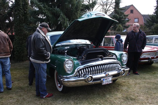 Auch das Innenleben zählt: Besucher bestaunen den Motor eines Buick Baujahr 1953