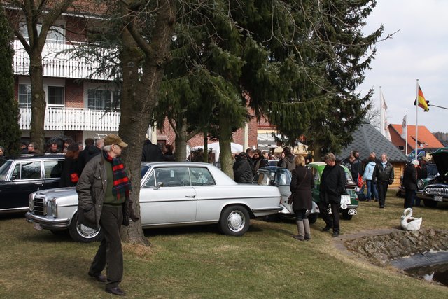 Viele Besucher kamen bei sonnigem Wetter nach Dibbersen
