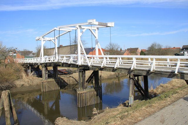 Die Holzpfähle, auf denen die Brücke steht, verroten immer mehr. Einsturzgefährdet ist die Brücke aber noch nicht