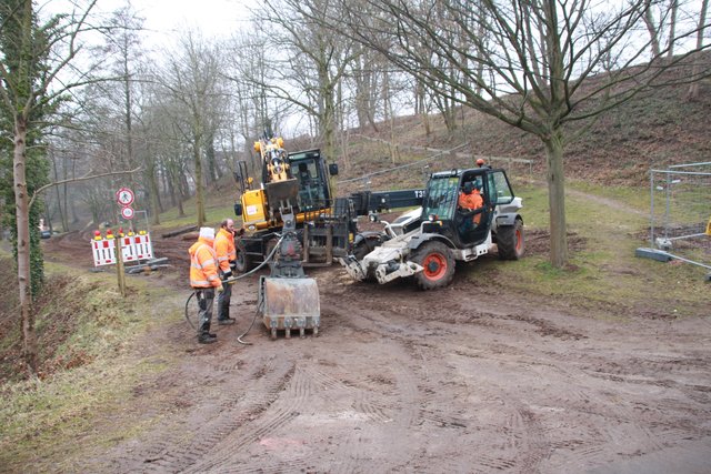 Die Bauarbeiter setzten für die Verschönerung der Wallanlagen schweres Gerät ein
