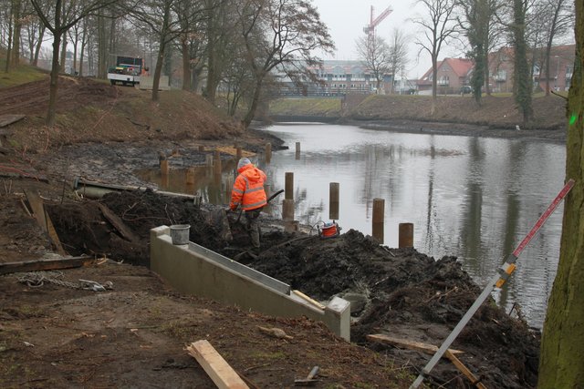 Die Betonröhren zur Befestigung des Steges stecken rund sechs Meter tief im Schlick