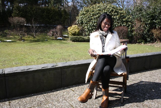 Dayan Kodua auf der Terrasse ihres Hauses in Rosengarten beim lesen eines neuen Drehbuches