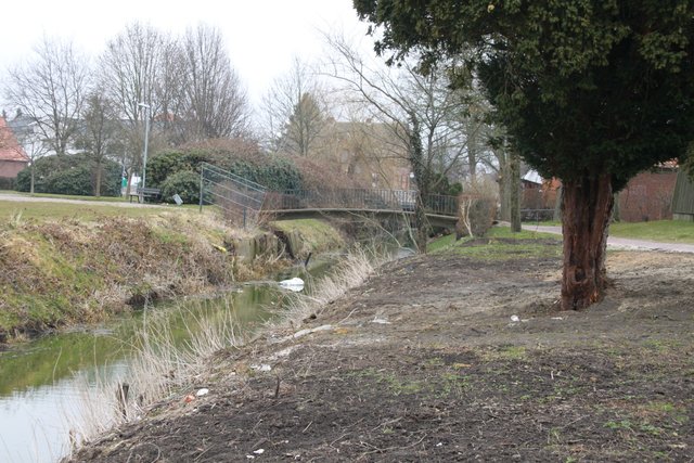 Am Kanal wurde eine Gartenlaube Abgerissen. Auf der freien Fläche entsteht ein neuer Fußweg. Die Brücke (hi.) wird durch eine neue Kanal-Querung ersetzt