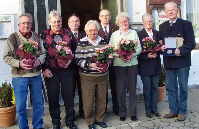 Geehrte und Gratulanten (v. li.): Rudolf Klagholz, Peter Eichhorn, Kreisvorsitzender Jürgen Groth. Olga Schrötke, Horst Steinke, Erika Oldeland, Bärbel Brandt und Helmut Brandt | Foto: oh