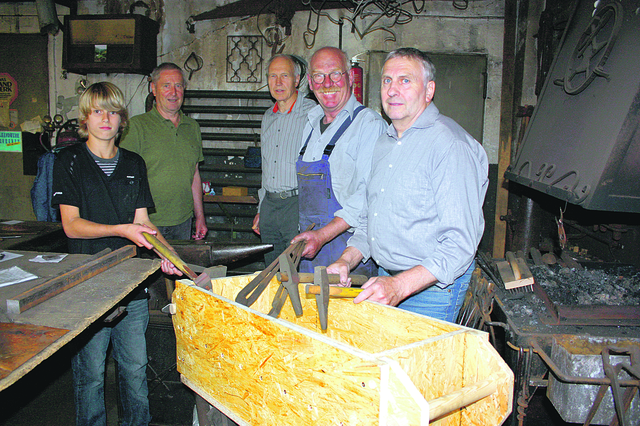 So sah es in der alten Schmiede am Radeland aus. 2011 verpackte Schmied Arnold Kahnenbley (2. v. re.) die Werkzeuge mit: (v. li.) Jes Wölpen, Uwe Derboven, Dr. Erhard Deisting und Werner Bauer | Foto: os/archiv