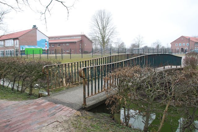 Die alte Brücke zwischen Kirchplatz und Schule (hi.)