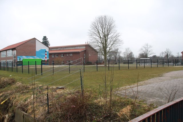 Vor der Schule entstehen Eltern-Parkplätze