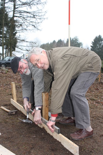 Hämmern fürs Fundament: Hans-Joachim Turner (li.) und Uwe Derboven