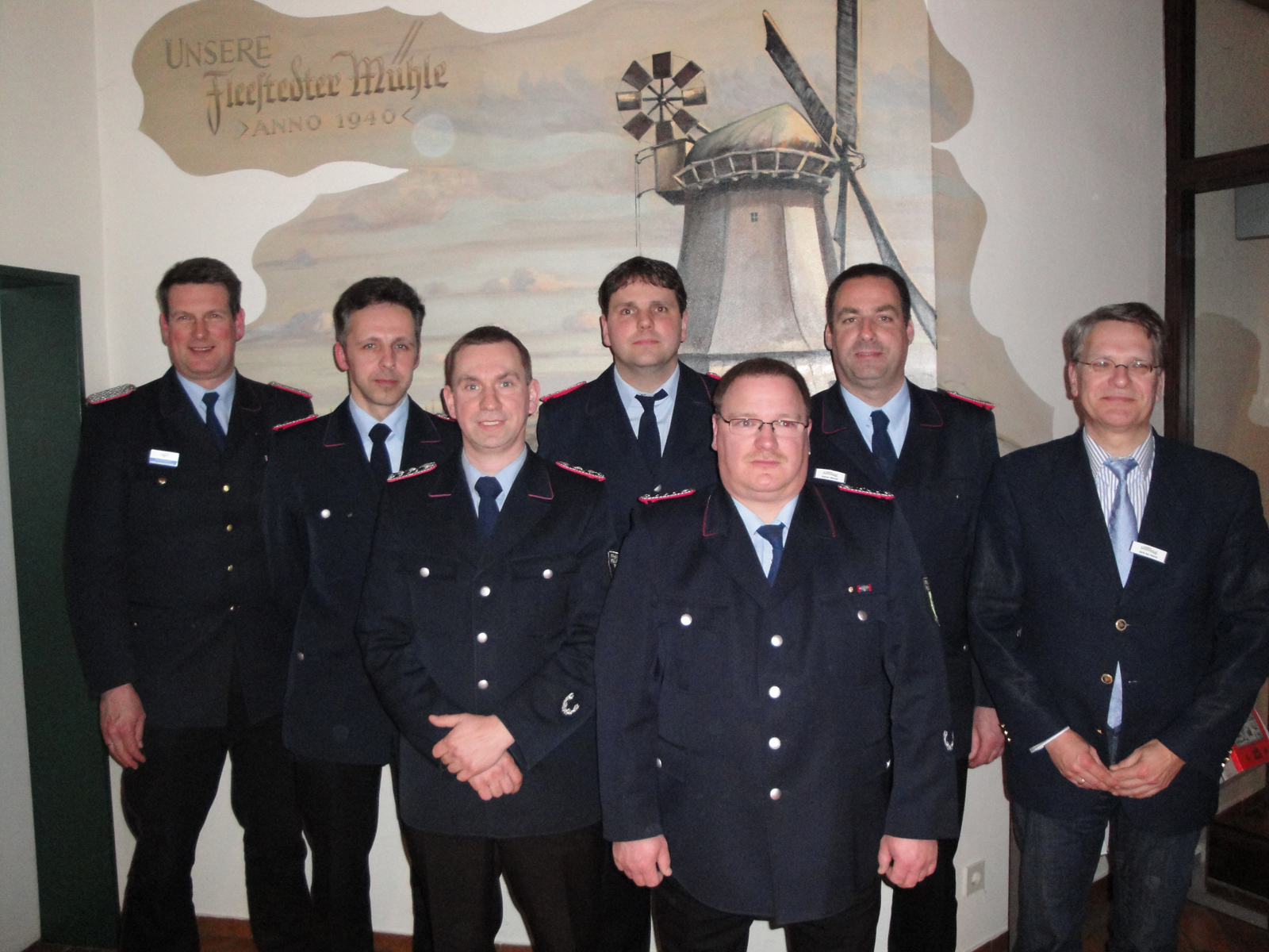 Über die ausgesprochenen Beförderungen bei der Feuerwehr Seevetal freuen sich (v. l.): stv. Kreisbrandmeister Kay Wichmann, Michael Warnke, Sven Tobaben, Martin Jürgs, Torsten Hüsing, Rainer Wendt und Verwaltungschef Dirk ter Horst.