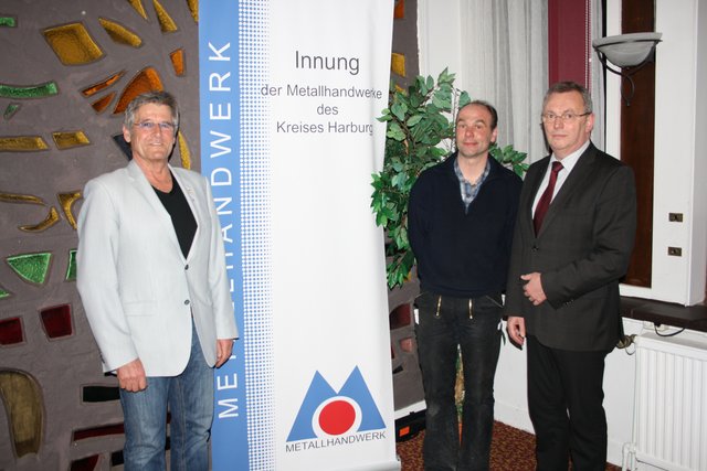 Frisch gewählt der Beauftragte für Öffentlichkeitsarbeit Jan Jürgensen Mitte mit Geschäftsführer Andreas Baier (r.) und Obermeister Klaus Maack (li.)