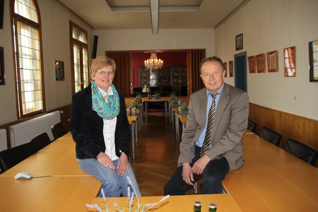 Karin Winkelmann hat viele Ideen, wie der Ratssaal heller und freundlicher wird. Gerhard Froelian freut sich auf den neuen Raum