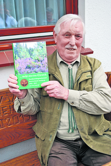 Forstamtmann i.R. Uwe Gamradt mit der von ihm erstellten Chronik