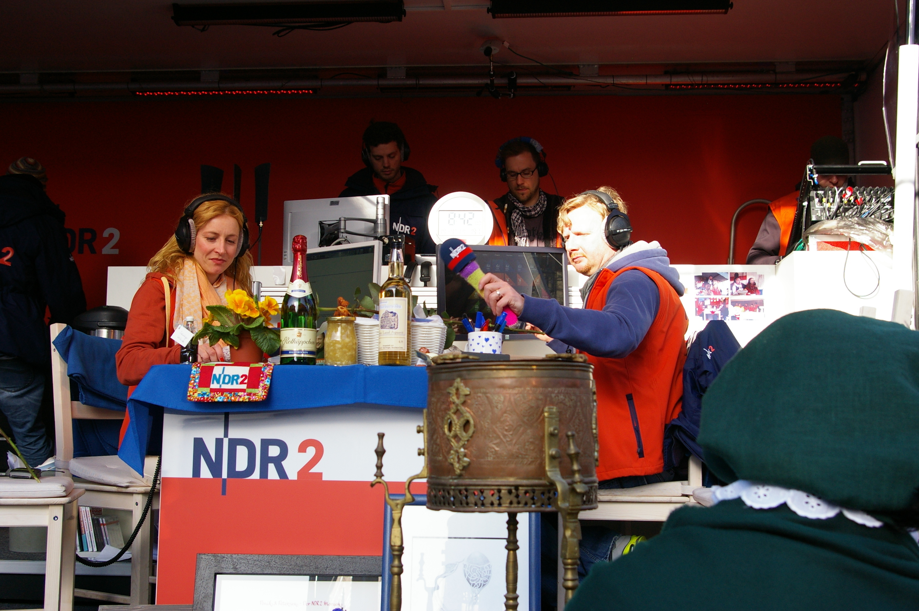 So macht die Arbeit Spaß: Das Moderatoren-Duo Ilka Petersen und Holger Ponik am gedeckten Frühstückstisch