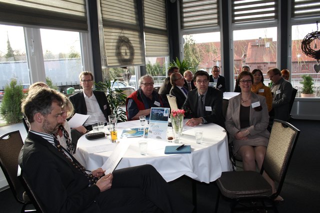 Pressetisch und Arbeitskreis Medien
