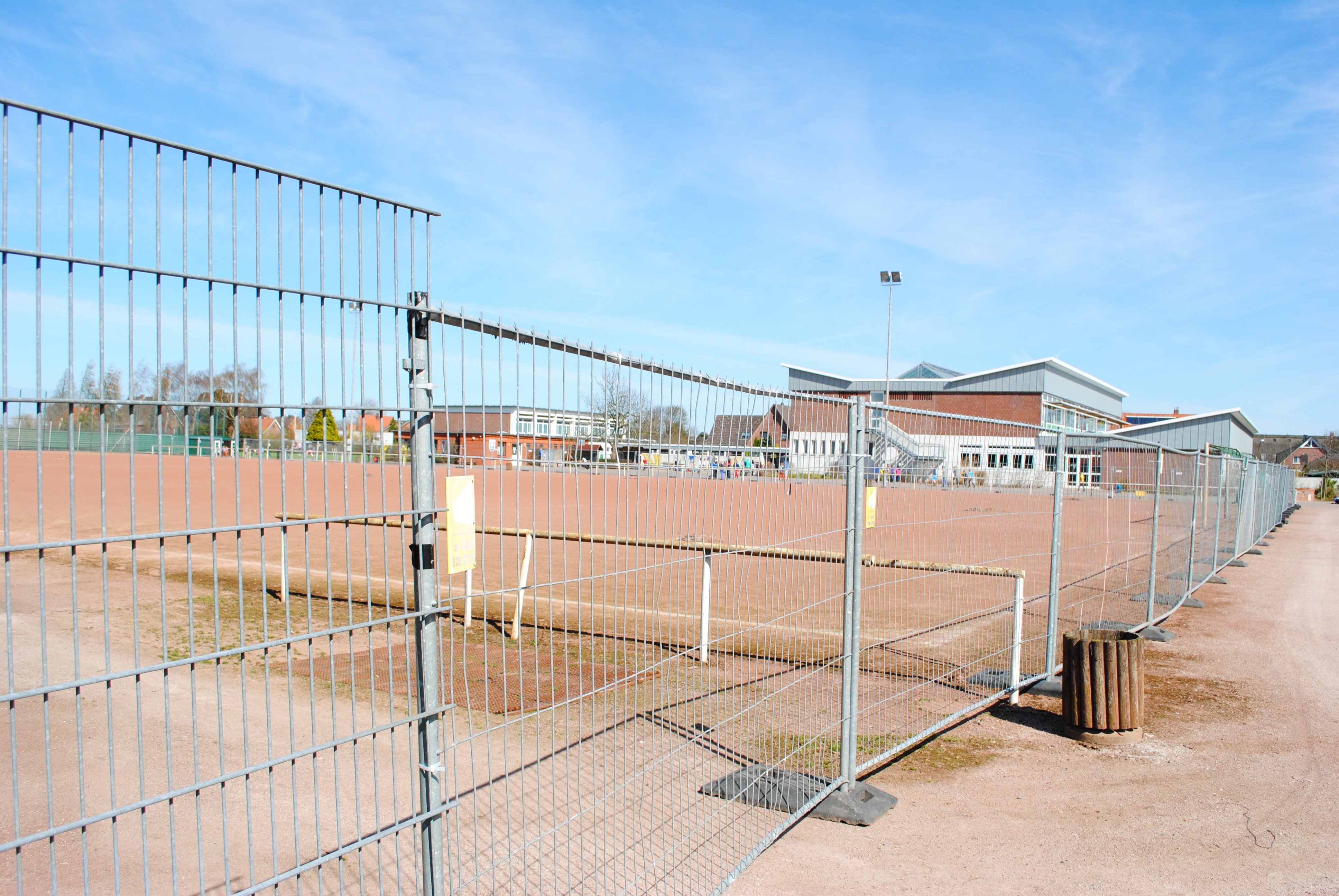 Der kontaminierte Sportplatz an der Grundschule in Königreich ist eingezäunt. 50 Zentimeter Schlacke sollen in gesamter Ausdehnung des Platzes abgetragen werden