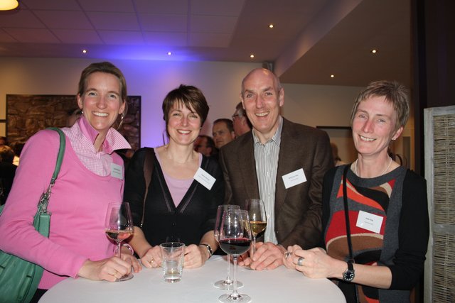 Claudia Richardt und Sabine Wintjes vom Buxtehuder Stadtmarketing mit Matthias und Beke Sieg