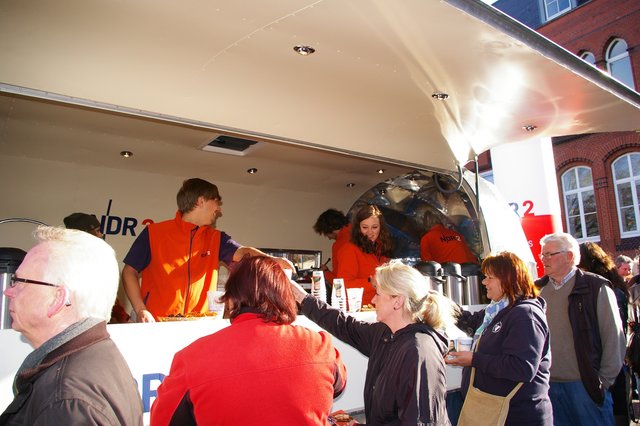 Die Schlange am Frühstückswagen nahm kein Ende. Alle wollten Kaffee und Brötchen gratis