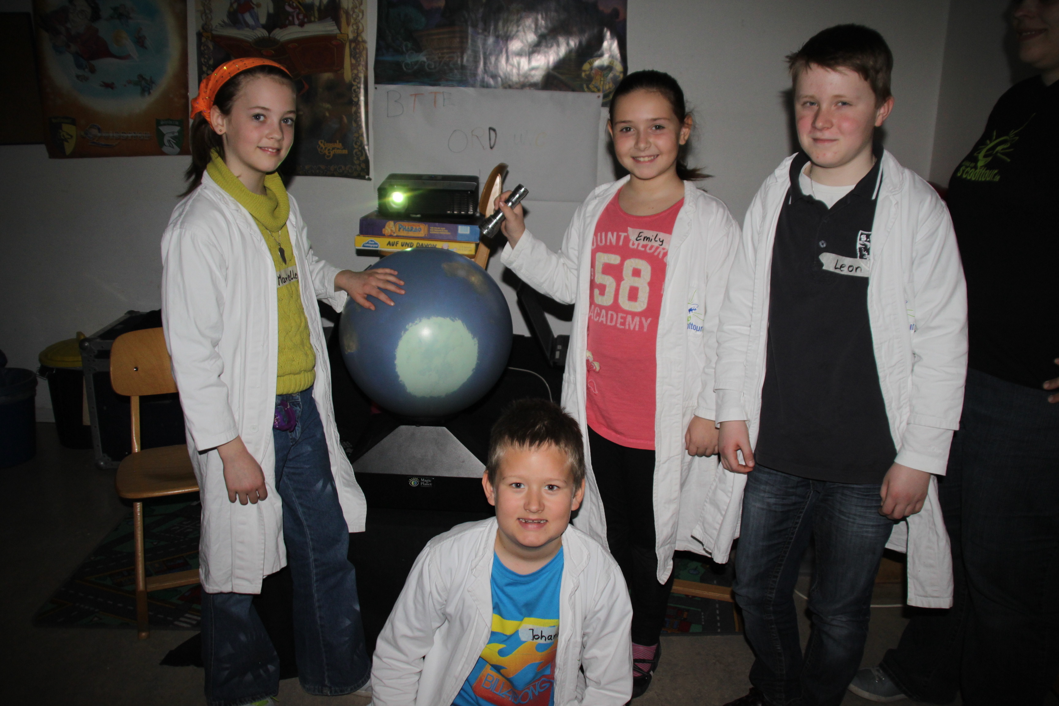 Lernten am "Magic Planet" viel über das Klima: die Viertklässler Marielle, Johann, Emily und Johann (v. li.)