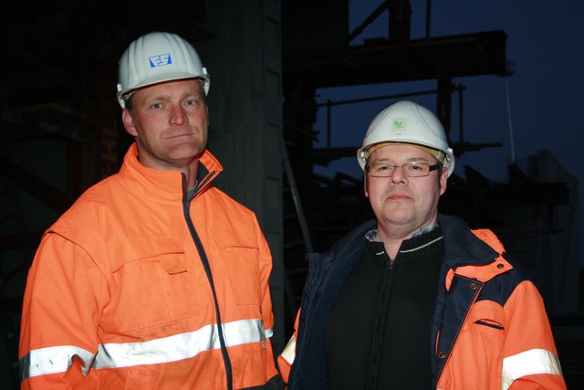 Polier Ralf Wieczorek (Fritz Spieker Bauunternehmungen, li.) und  Bodo Kohn, (Abteilungsleiter für Bauüberwachung beim Ingenieurbüro Vössing) waren in der Nacht zu Sonntag im Einsatz