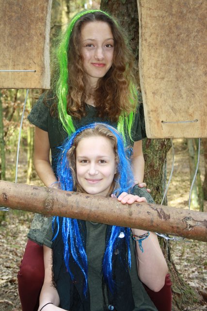 Anna Clausen und Hannah Heilmann verzauberten als Meeresnymphen die Wald-Gäste