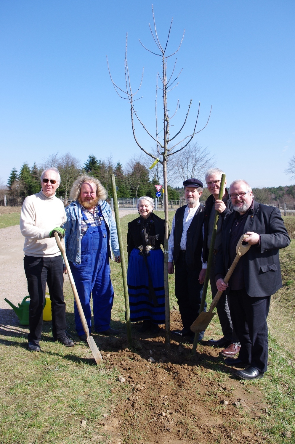 Pflanzung des "Knebusch" im Freilichtmuseum am Kiekeberg, v. l. Dr. Manfred Körner (BUND Hamburg), Eckart Brandt (Apfelexperte), Barbara und Ernst-Heinrich Miesner (Nachfahren von Johann Knebusch), Ulrich Kubina (EUROPOM 2013), Prof. Dr. Rolf Wiese (Freilichtmuseum am Kiekeberg)