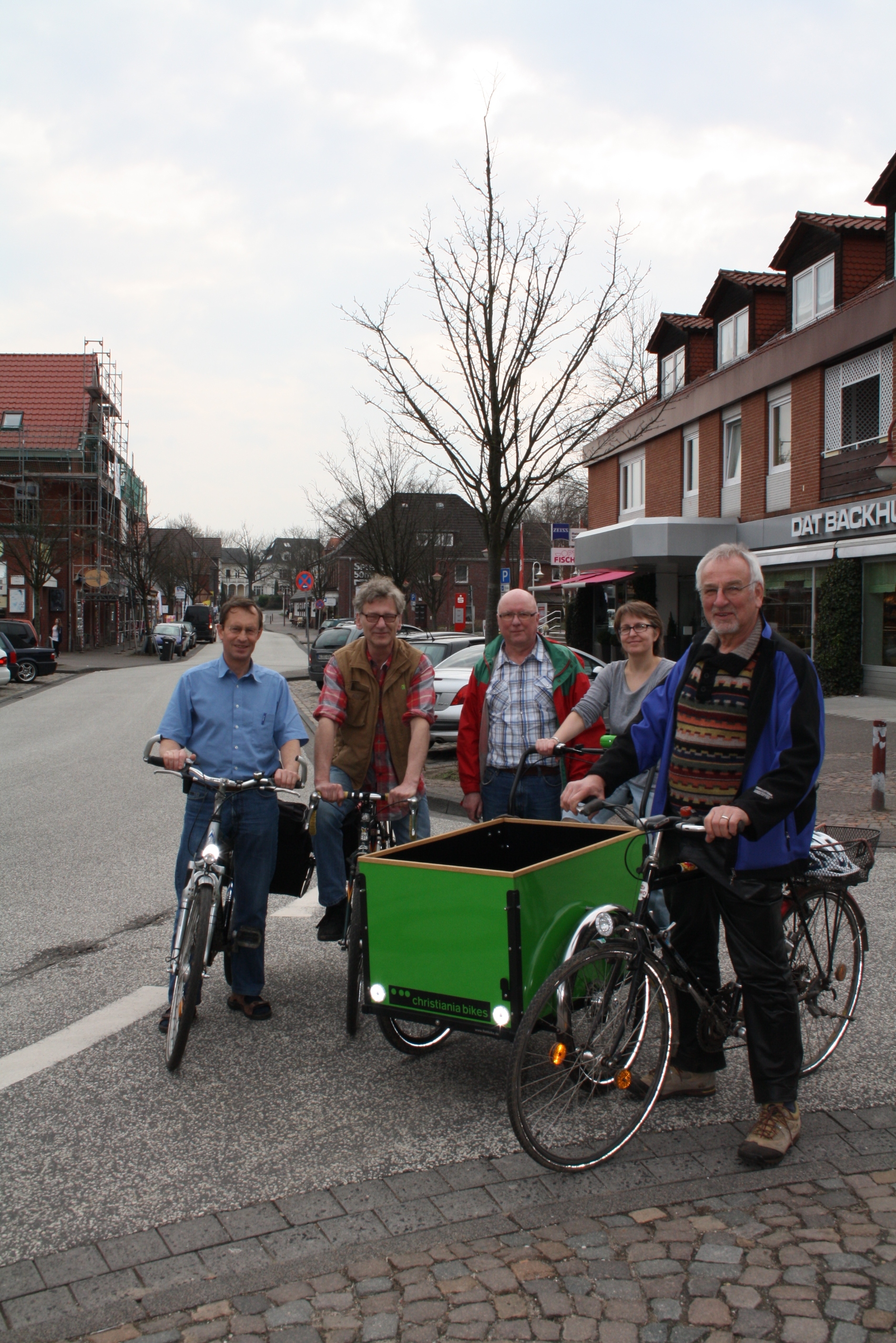 Mit dem Rad durch Hittfeld (v. li.): Peter Pez, Michael Gekmany, Hans-Joachim Kiehl, Karina Kressel und Gerhard Nobis