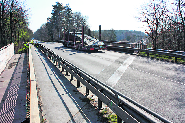 Die Bahnbrücke an der B3: Hier wird der Verkehr ab 30. April für vier Jahre einspurig geführt