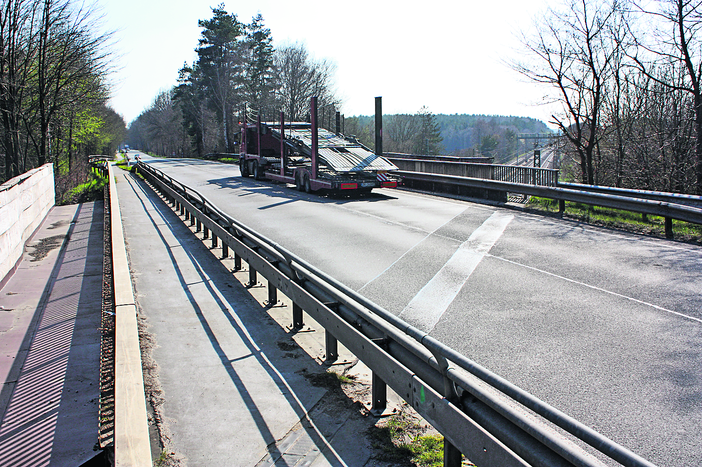 Die Bahnbrücke an der B3: Hier wird der Verkehr ab 30. April für vier Jahre einspurig geführt