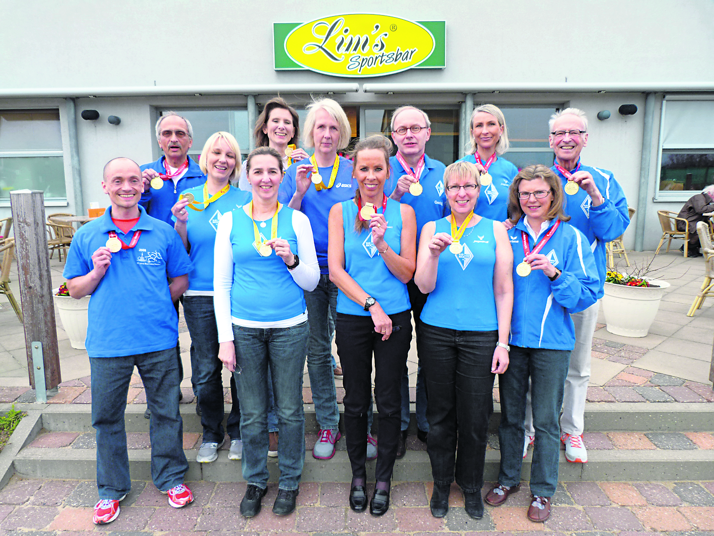 Glücklich: (v. li.) Andreas Höpfner, Günter Höpfner, Gabi Retzkowski, Dagmar Hensel, Gunda Risch, Anke Gloms, Karin Knaak, Gerd Baum, Sabine Meyer, Arianne Wellens, Regina Leu und Arno Reglitzky