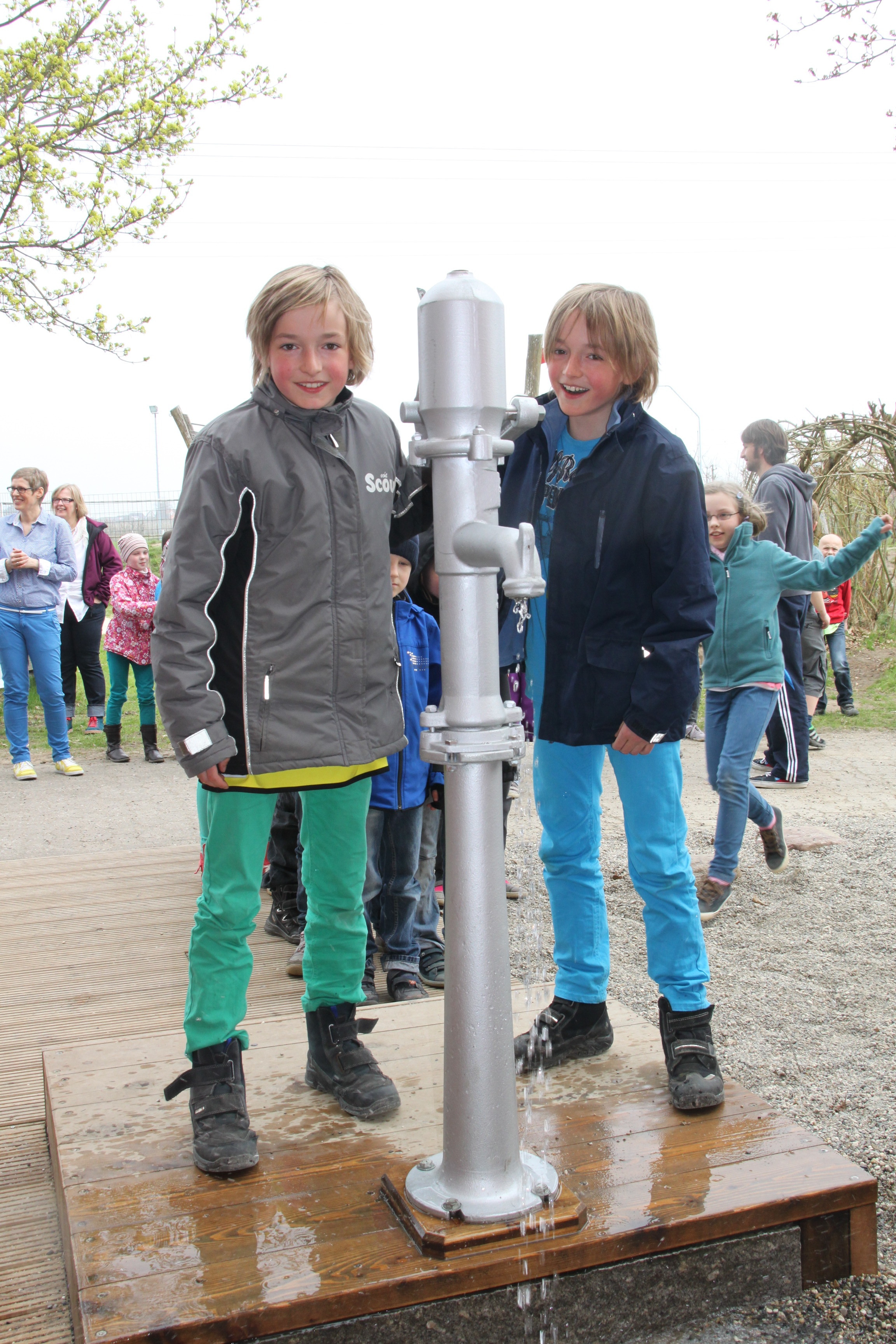 Wasser marsch! Die Zwillinge Felix (li.) und Henrik zum Felde an der Wasserpumpe