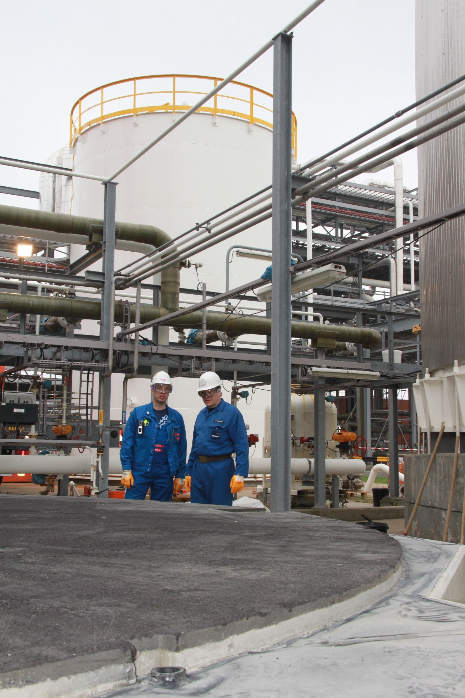 Alles dicht? Dow-Stillstandsmanager Olaf Stüven (li.) und TÜV-Sachverständiger Andreas von Minden nehmen das Fundament für einen neuen Lauge-Tank (hi.) unter die Lupe