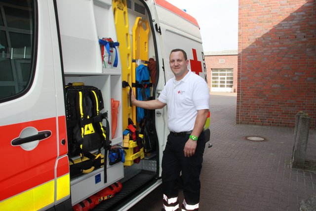 Schaufeltrage an Bord: Rettungsassistent Jörg Bastian am neuen DRK-Flitzer