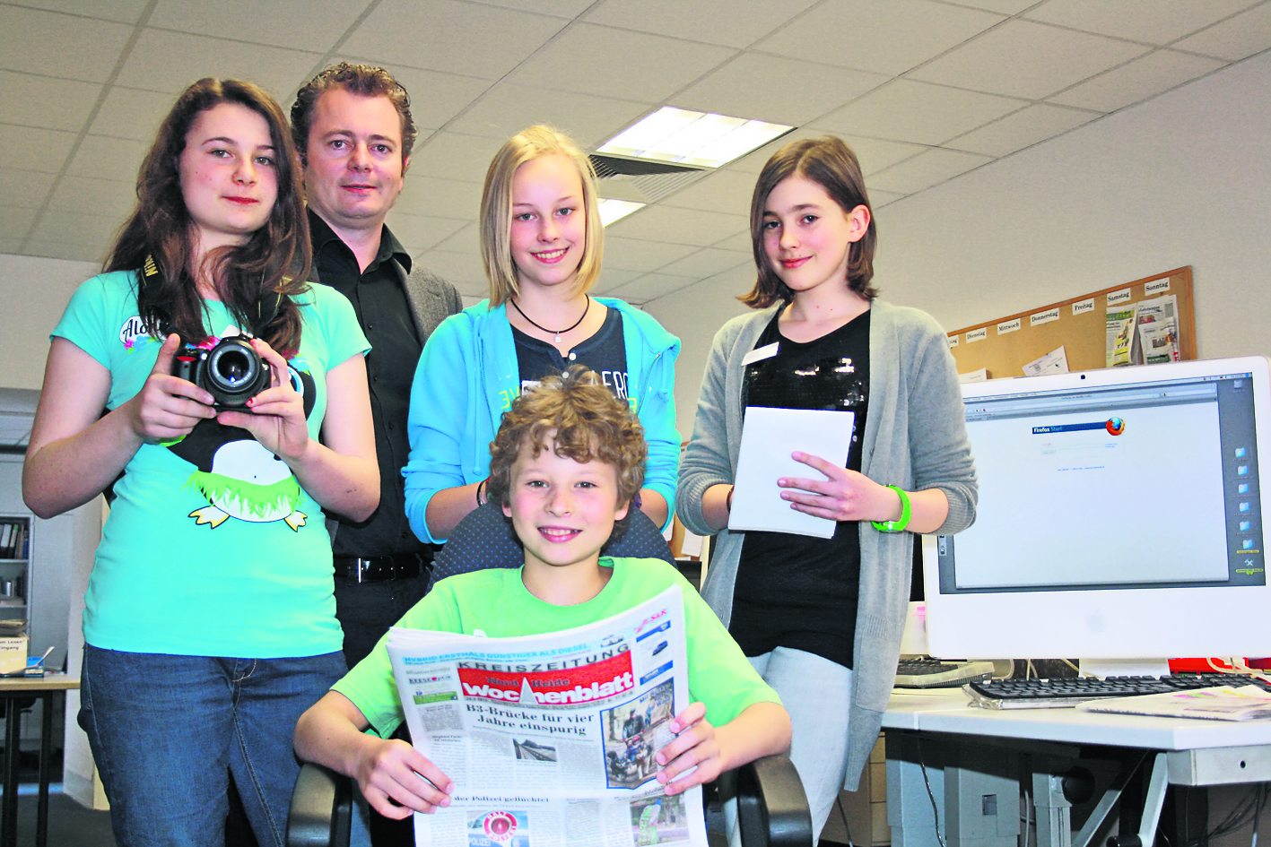 WOCHENBLATT-Geschäftsführer Stephan Schrader begrüßte im Buchholzer Verlagshaus die Schüler Alice Meyer (v. li.), Carla Sommer, Felix Baastrup und Milena Schrader