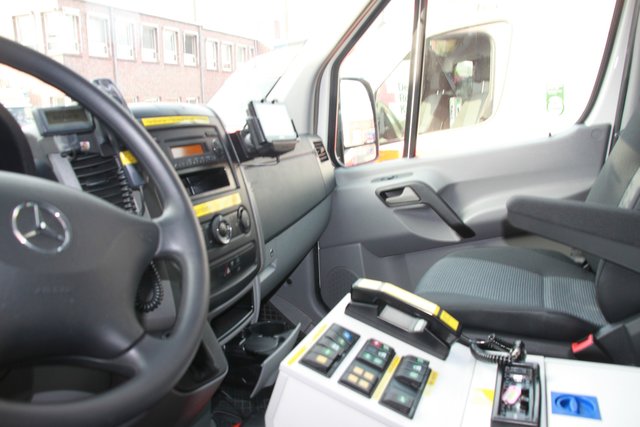 Modernes Cockpit mit Navigations- und Funkgerät