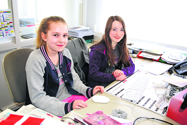 Maartje Dammann (li.) und Rebecca Kreib hospitierten in der Buxtehuder Redaktion