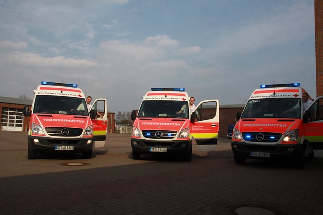 Drei der vier neuen Notfallkrankenwagen