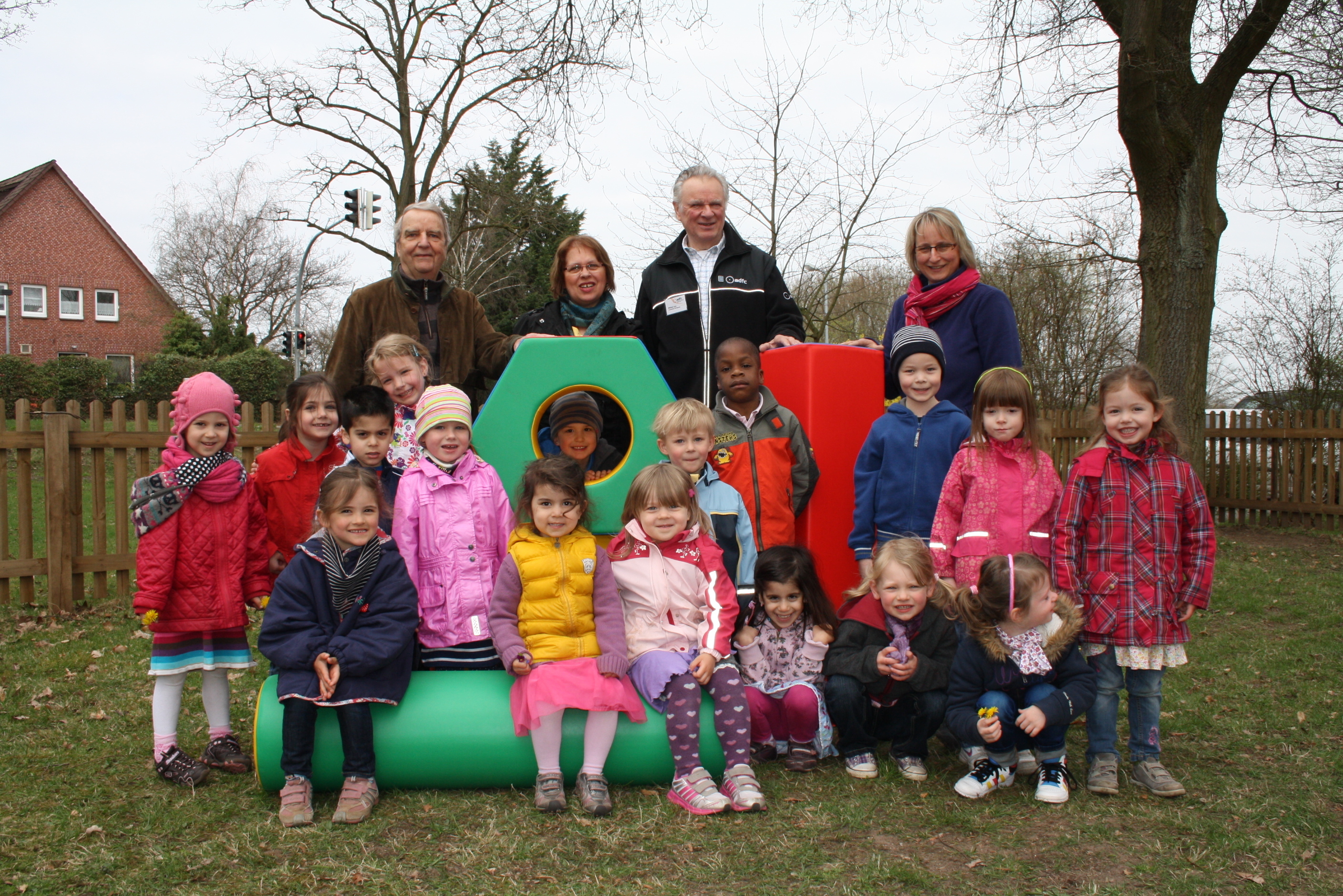 Die Kinder des Spielkreises Maschen freuen sich riesig über die bunten Bauklötze