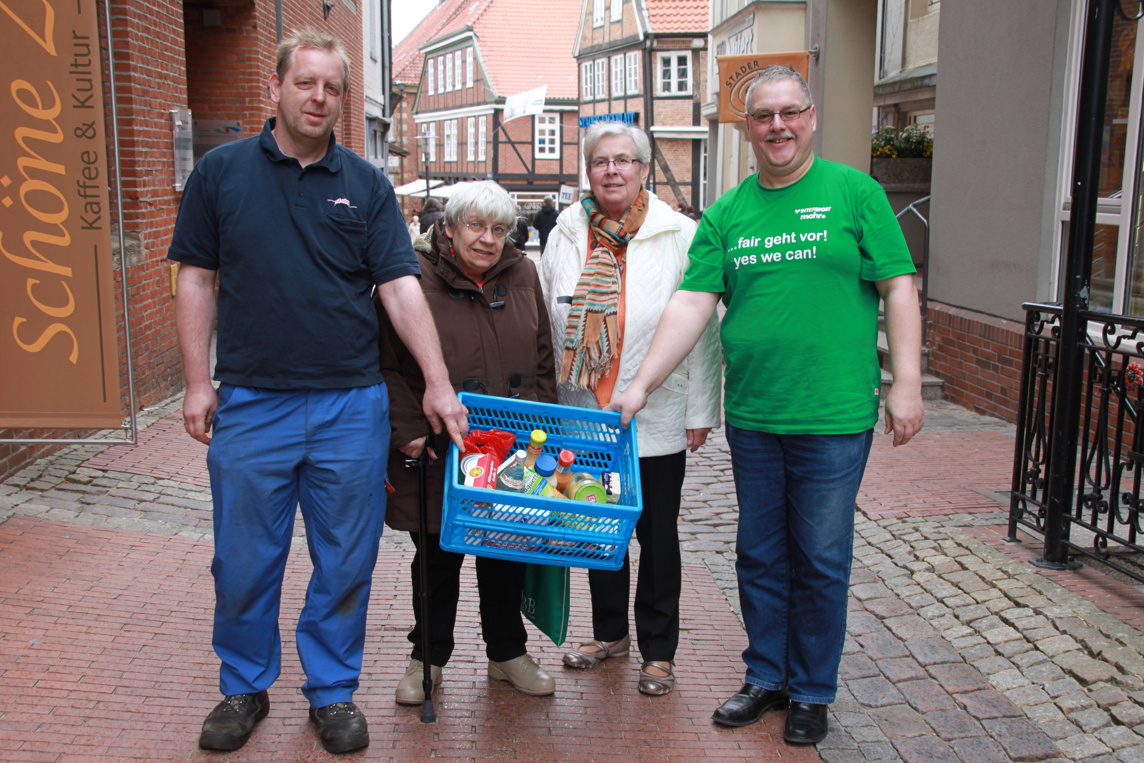 Uwe Kowald (re.) und Heiko Reinboth bieten nach der Schließung des kleinen Aldi in der Stader Altstadt nun einen kostenlosen Einkaufsservice für Senioren und Gehbehinderte an. Zwei, die den Dienst in Anspruch nehmen wollen, sind die Rentnerinnen Inge Redmann (li.) und Anita Brandenburg