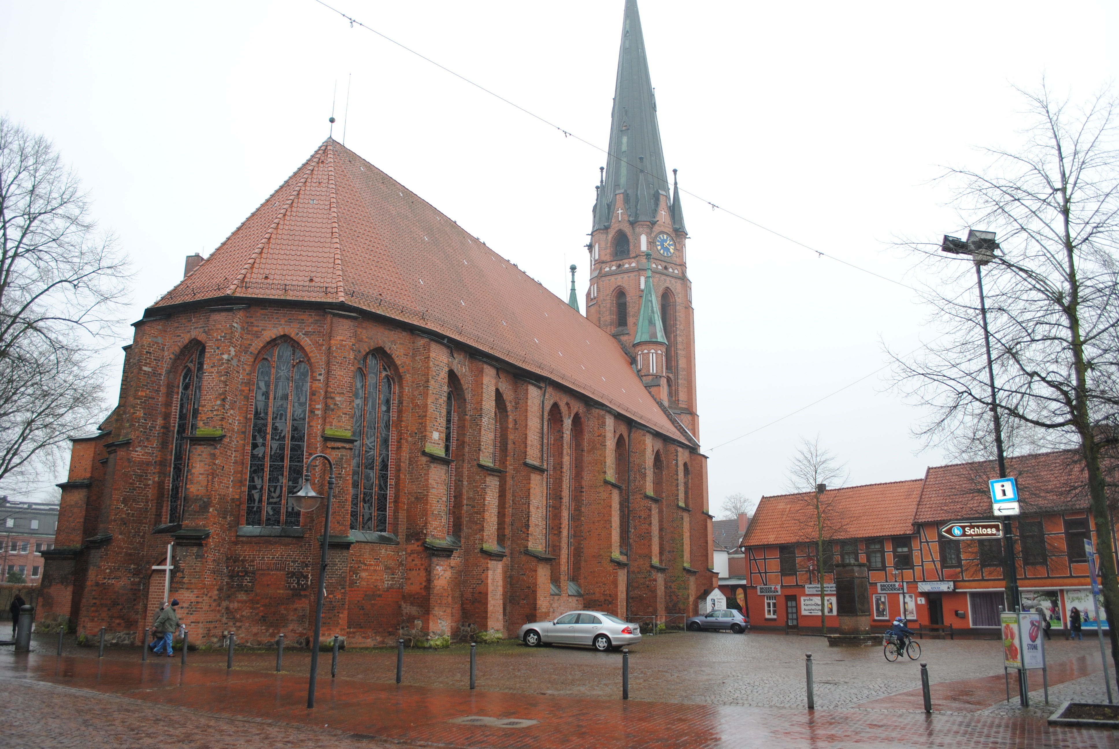 Auf dem Kirchvorplatz könnte sich die Planerin ein Wasserspiel vorstellen. Zudem sollte das Gotteshaus beleuchtet werden