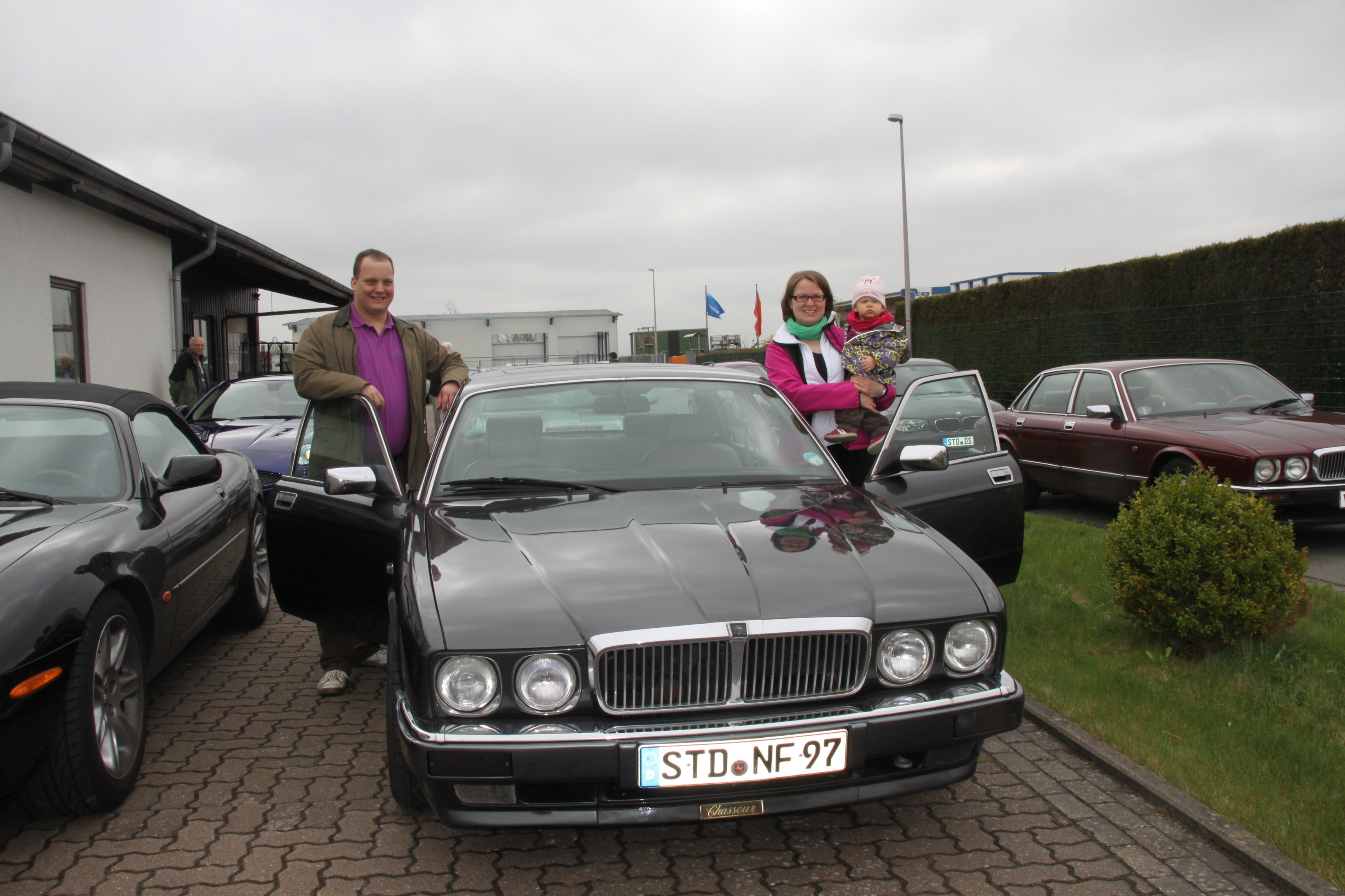 Organisierten ein Jaguar-Treffen in Jork: Florian und Nicole Granzeier mit Tochter Victoria