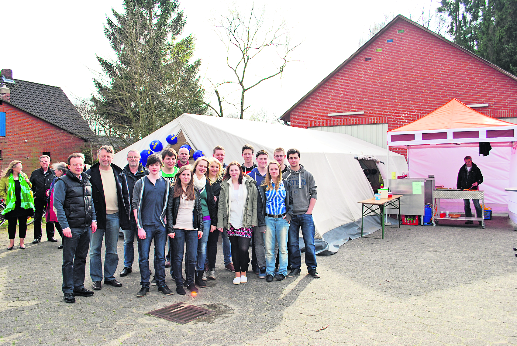 Jugendliche und Gemeinderatsmitglieder vor dem Jugendtreff, für den die Jugendlichen das frühere Feuerwehrhaus umgestaltet haben