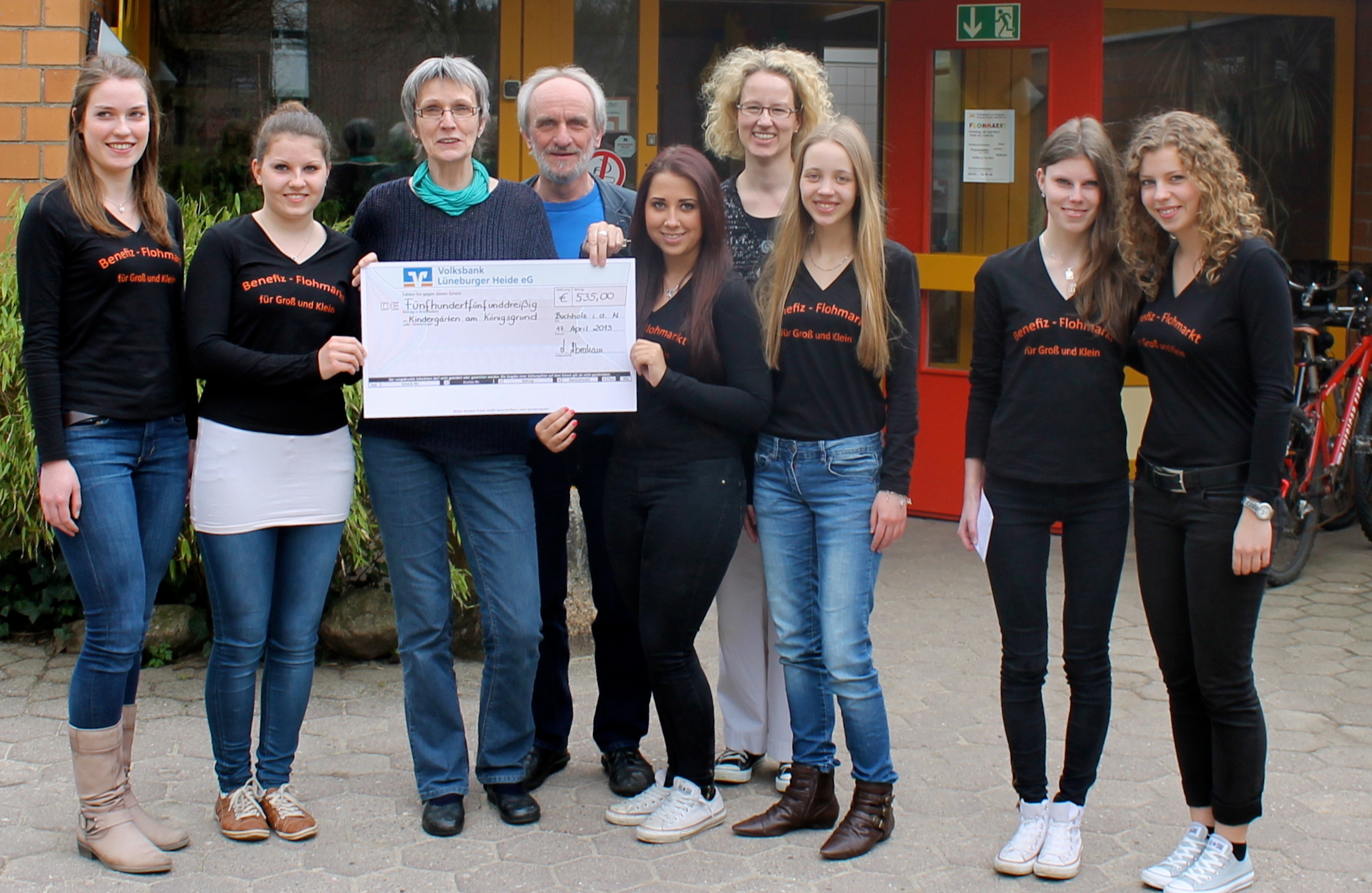 Die Organisatorinnen des Benefizflohmarktes übergaben 535 Euro an das Leitungsteam der Kindergärten am Königsgrund
