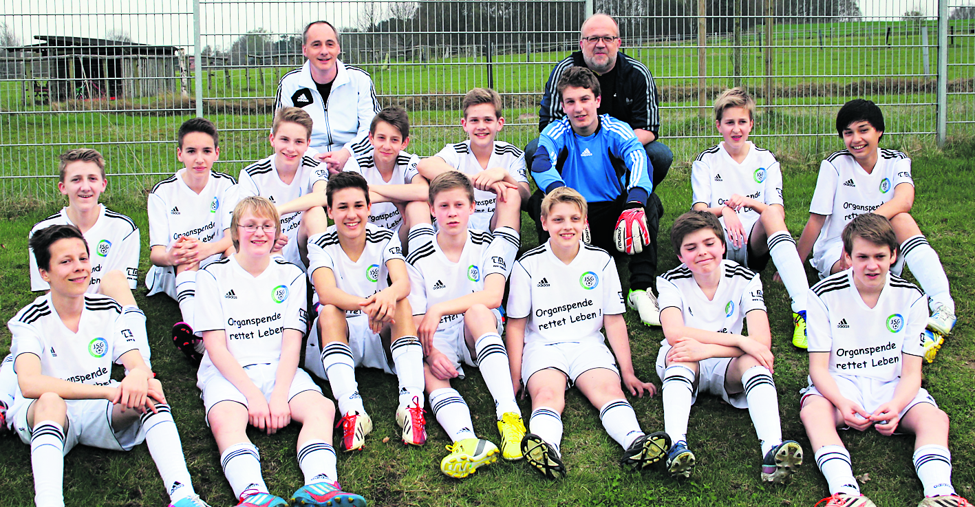 Die U14-Kicker der JSG Jesteburg-Bendestorf tragen künftig das Motto "Organspende rettet Leben" auf dem Trikot. Trainer Heiko Luger (li.) hatte die Idee zu der Aktion