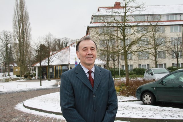 Vinco Topic, Betreiber des Hotels "Stader Hof" (hi.), wehrt gegen die noble Dahdaleh-Herberge in seiner Nachbarschaft