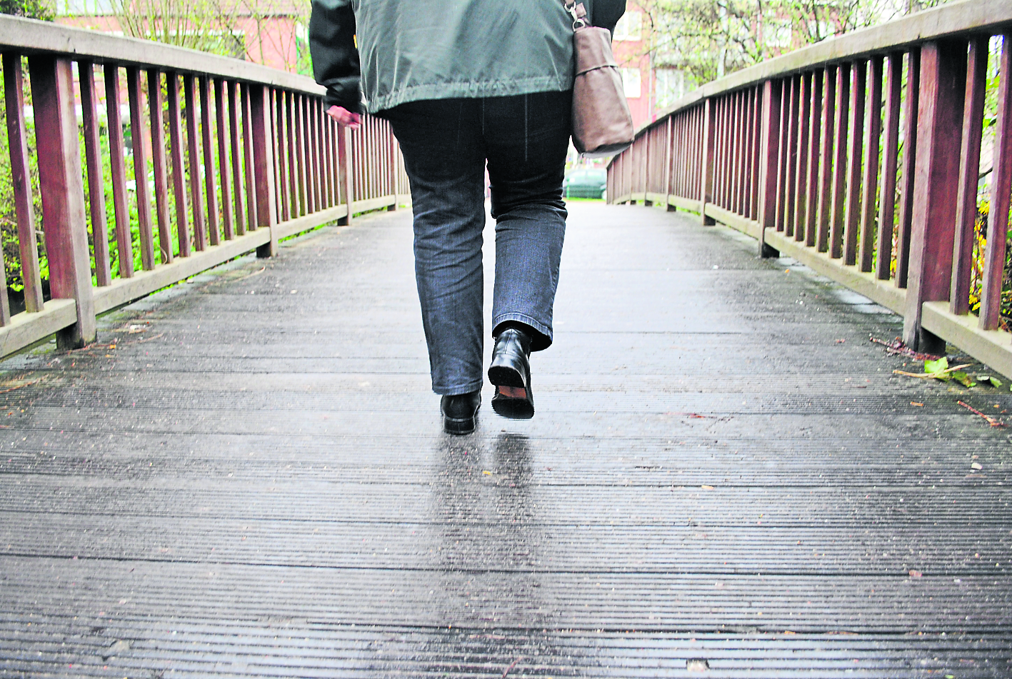 Auf dieser Brücke wird es rutschig, wenn sie nass wird.