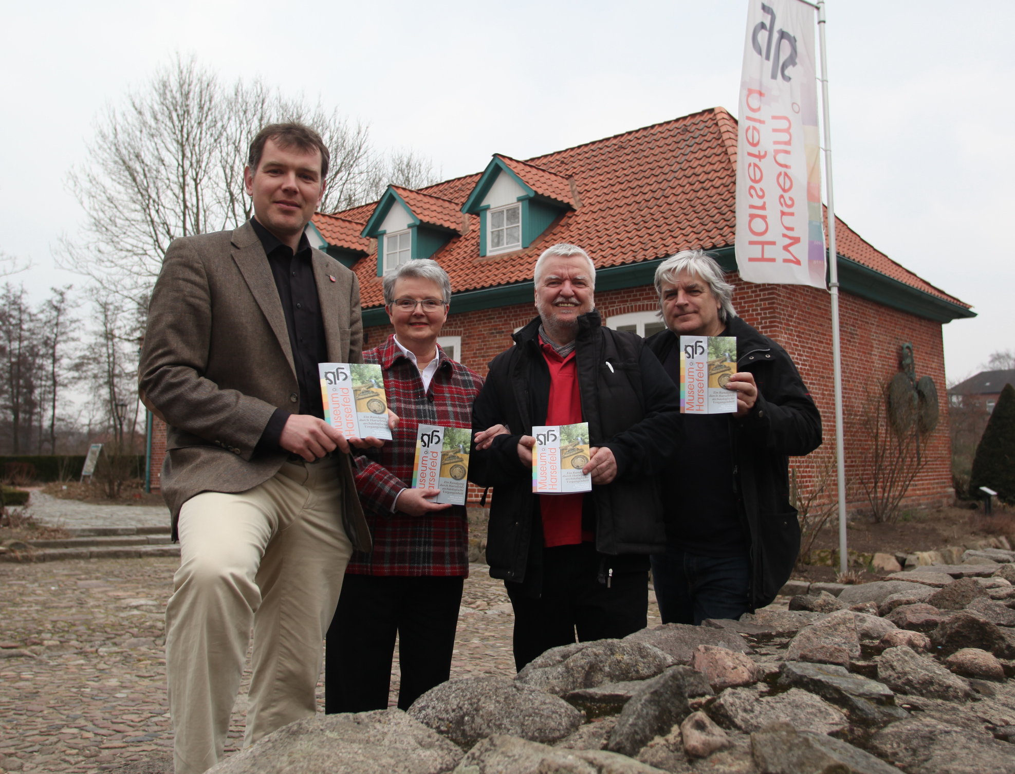 Die Kloster- und Heimatvereins-Vorsitzende Ulrike Riepe mit den Machern der neuen Broschüre (v.li.): Daniel Nösler, Michael Jalowczarz und Dietrich Alsdorf