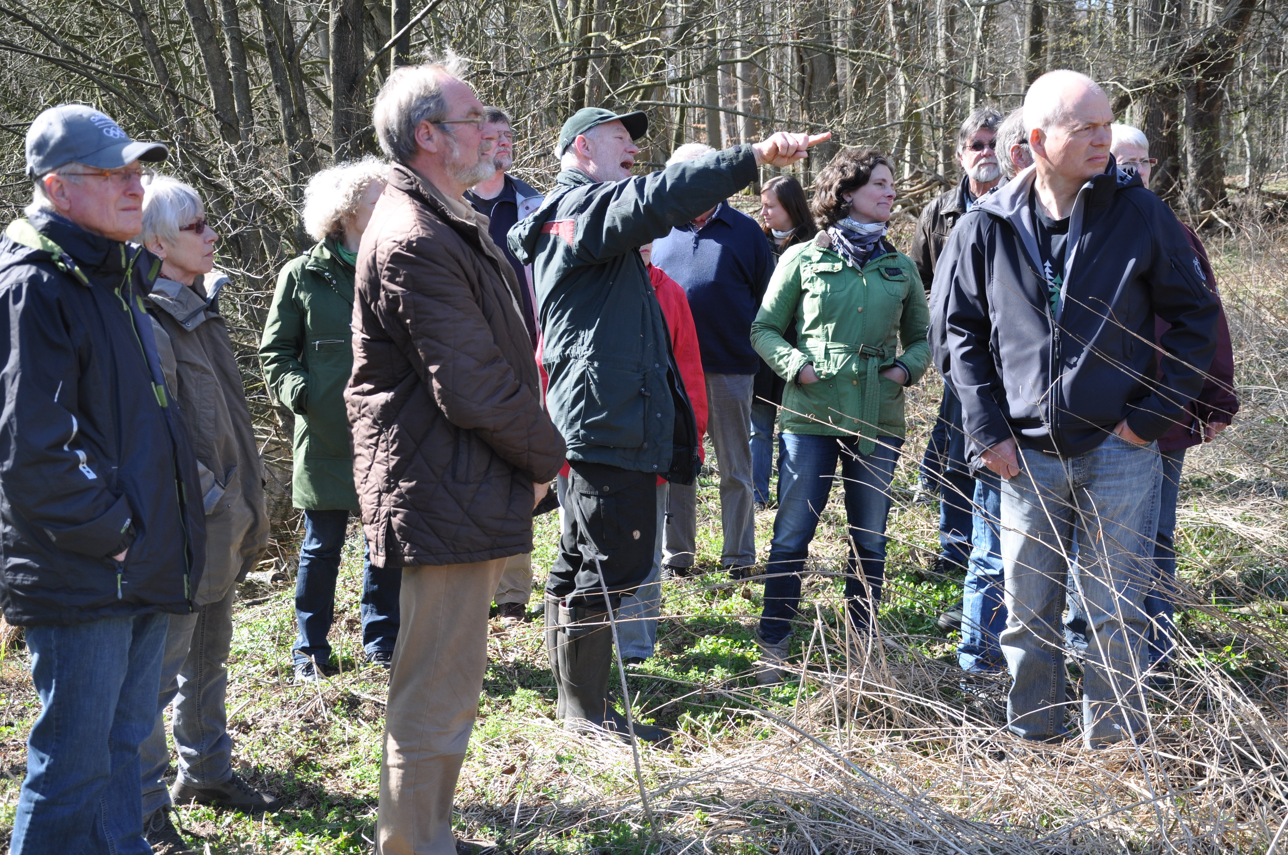 Führte seine "grünen" Gäste durch den Wald: Forstamtsleiter Dr. Otto Fricke (Mitte)