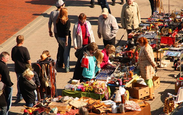 Gehört zum Frühjahrsmarkt dazu: der Flohmarkt auf dem Rewe-Parkplatz