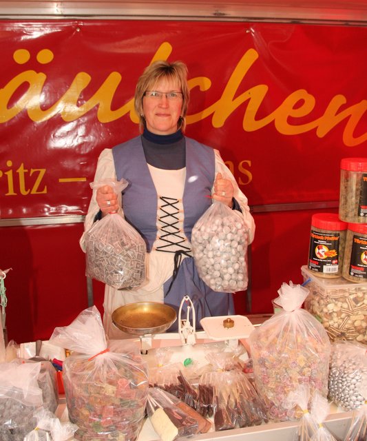 Einige Marktbeschicker trugen zum 250-jährigen Marktjubiläum historische Gewände - wie Edda Hanfft aus Ahlerstedt...